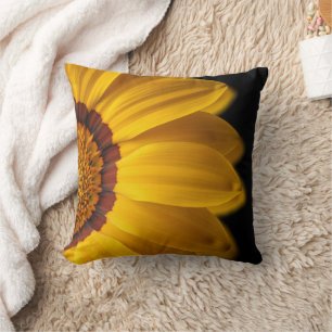 Coussin Fleur jaune sur arrière - plan noir