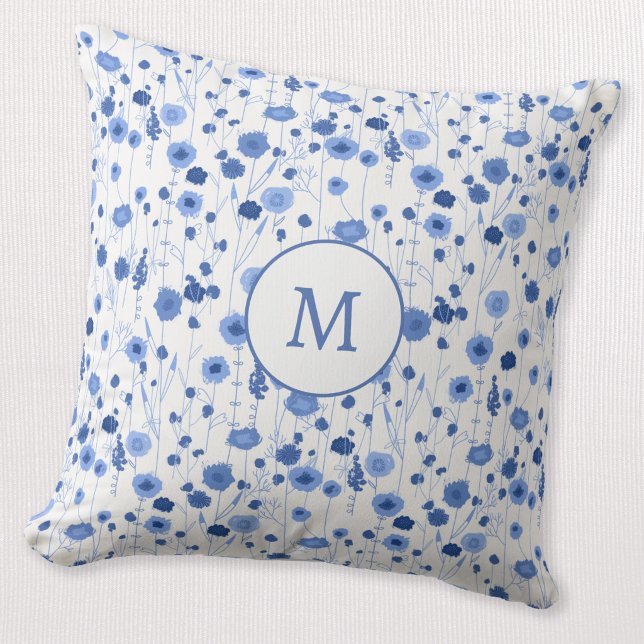 Coussin Fleur sauvage blanche bleue Monogramme Initial Flo (Coastal blue white personalized monogram initial wildflower meadow cottagecore throw pillow)