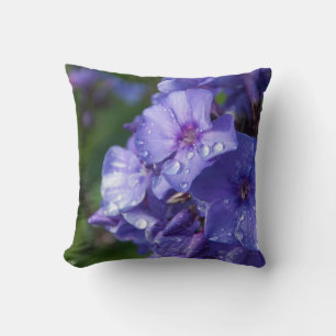 Coussin fleur violet avec la rosée du matin throw pillow