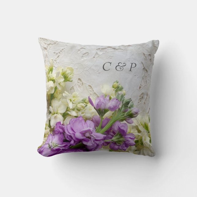 Coussin Fleurs blanches et violettes sur dentelle ancienne (Recto)