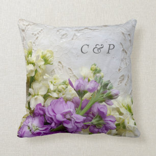Coussin Fleurs blanches et violettes sur dentelle ancienne