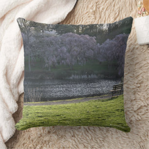 Coussin Fleurs d'arbre roses Banc de siège à l'étang 20x20