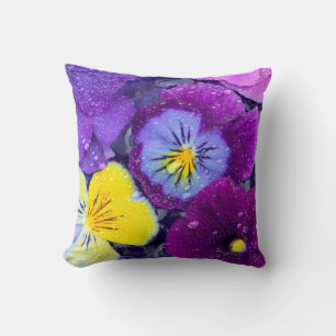 Coussin Fleurs de pensée flottant dans un bain d'oiseau av