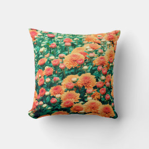 Coussin Fleurs florissantes dans un jardin automne, arrièr