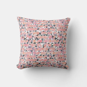 Coussin Fleurs roses sur un arrière - plan de feuilles arg