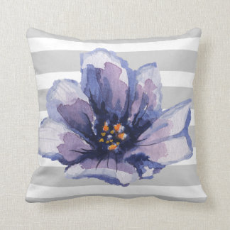 Coussin floral d'aquarelle rayée pourpre et grise