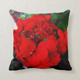 Coussin floral de géraniums rouges par Sharles