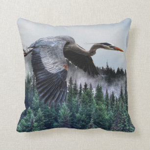 Coussin Flying Great Blue Heron & Misty Forest Wildlife