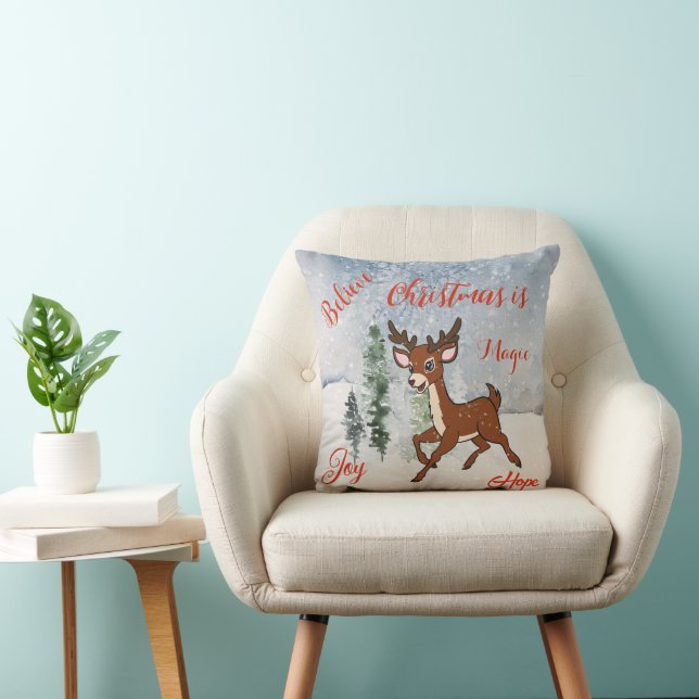 Coussin Forêt de neige avec un cerf de bébé Noël (Chaise)