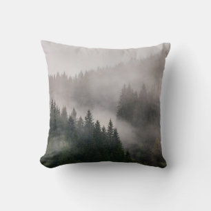 Coussin Forêt Misty dans les montagnes