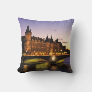 Coussin France, Paris, rivière Seine et Conciergerie