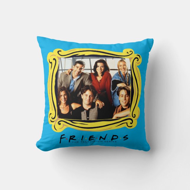 Coussin FRIENDS™ | Cast assis dans l'appartement de Monica (Recto)
