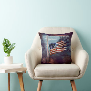 Coussin Fumée tombée mais pas oubliée et drapeau déchiré