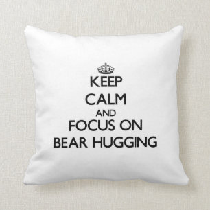 Coussin Gardez le calme et le foyer sur étreindre d'ours