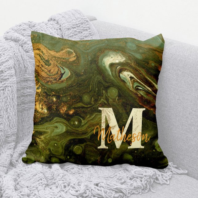 Coussin Géode vert et or + Monogramme de spectre + Nom (Rustic Green and Gold Geodes Pillow with your Family Monogram and Family Name)