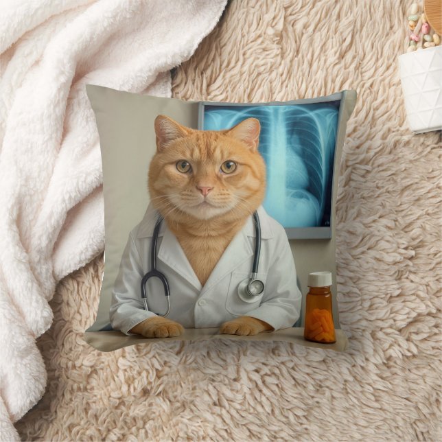 Coussin Ginger Cat Wearing a Doctor Lab Coat (Couverture)