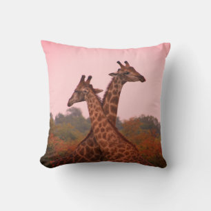 Coussin Girafe debout dans les mopani avec ciel rose