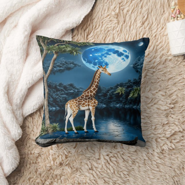 Coussin Girafe debout près d'une rivière sous ciel de lune (Couverture)
