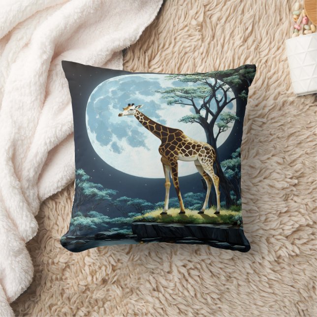 Coussin Giraffe en Pleine lune par Eau Tranquille (Couverture)