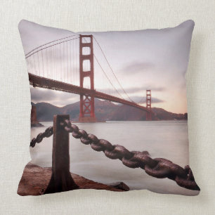 Coussin Golden gate bridge contre des montagnes