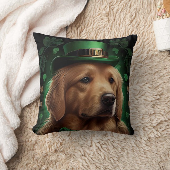 Coussin Golden Retriever Dog in St. Patrick's Day (Couverture)