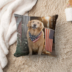 Coussin Golden Retriever tenant un drapeau américain