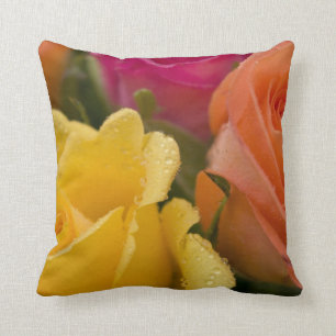 Coussin Gouttes de pluie sur les roses jaune-orange et