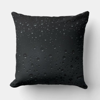 Coussin gouttes d'eau sur la fenêtre noire