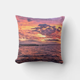 Coussin Grand coucher de soleil coloré sur la plage d'eau,