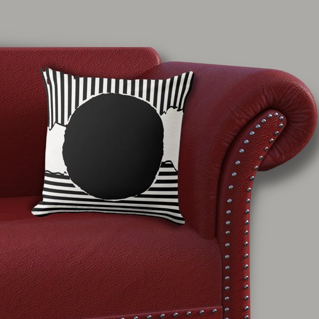 Coussin Grandes noires et blanches modernes Point noir (Modern Black & White Centered Circle Throw Pillow on Red Sofa)