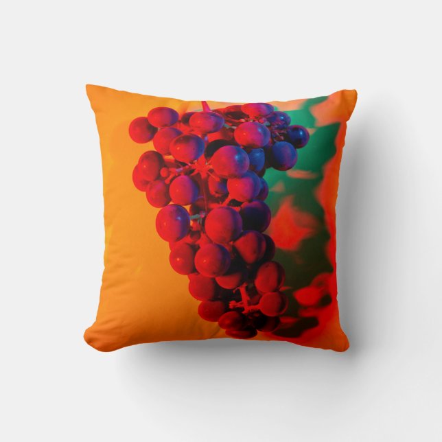 Coussin Grappe de raisin bleu à la lumière de néon orange. (Recto)