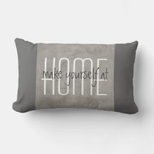 coussin gris avec décoration maison