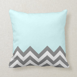Coussin gris et blanc de zigzag
