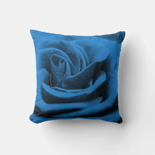 Coussin Gros plan rose bleue rouge, macro beauté.