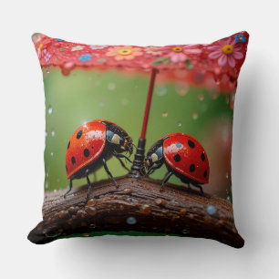 Coussin Gros plan sur deux coccinelles partageant une gout