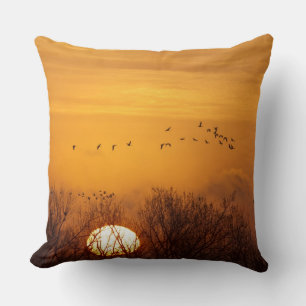Coussin Grues du Canada silhouettées sur le soleil levant