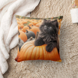 Coussin Halloween Kitten noir sur un Citrouille