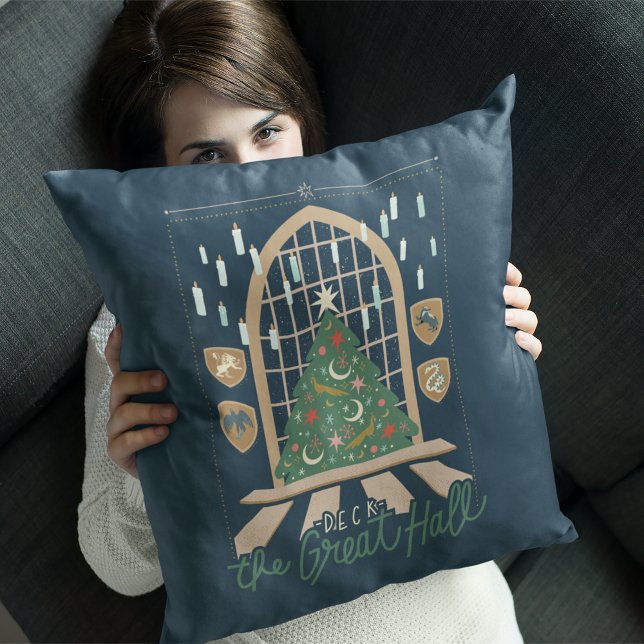 Coussin Harry Potter | Deck the Great Hall (Person holding pillow)