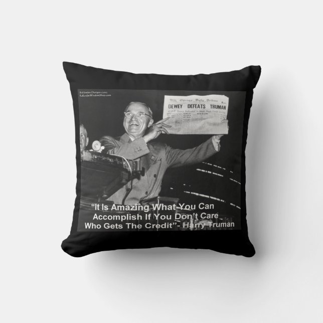 Coussin Harry Truman tient un journal "Dewey aime Truman (Recto)