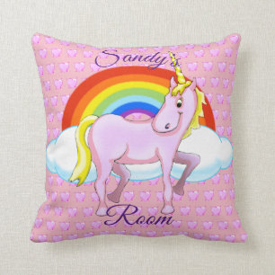 Coussin heureux de carré de licorne