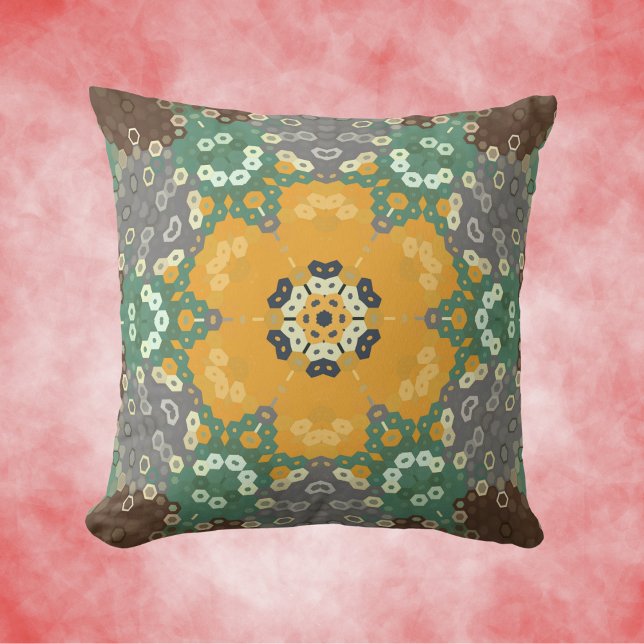 Coussin Hex Mandala Jaune Turquoise et Brown (Yellow Teal and Brown Hexagon Mandala Throw Pillow by Wormhole Orbital.)