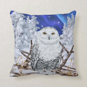 Coussin Hibou des neiges dans un ciel bleu foncé enneigé