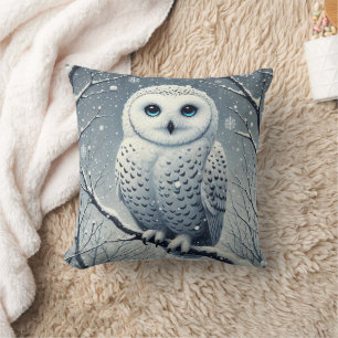 Coussin Hibou des neiges perché sur une branche enneigée