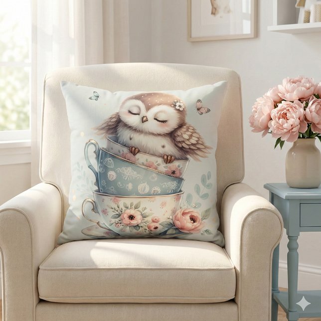 Coussin Hibou endormi dans des tasses à thé florales empil (Sleeping Owl in Stacked Floral Teacups Throw Pillow Mockup A)