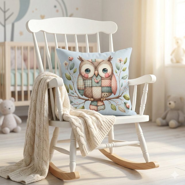 Coussin Hibou Patchwork dans une Forêt Féerique (Patchwork Owl in Whimsical Woodland Throw Pillow Mockup A)