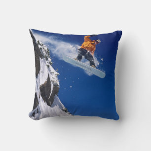 Coussin Homme sur un snowboard sautant d'une corniche