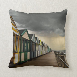 Coussin Huttes de plage dans un orage   Southwold d'été