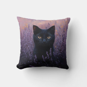Coussin Illustration d'un chat noir dans un champ de lavan