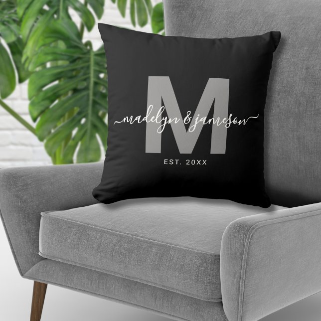 Coussin Initiales du nom de jeune couple marié noir et bla (Black White Newlywed Couple Name Monogram Throw Pillow)