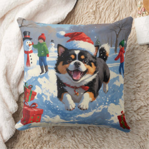 Coussin Japanese Chin courant dans la neige avec un chapea